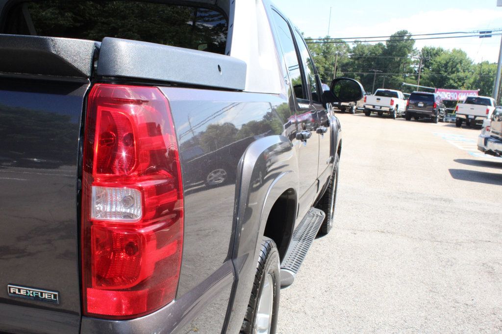 2010 Chevrolet Avalanche LT photo 14