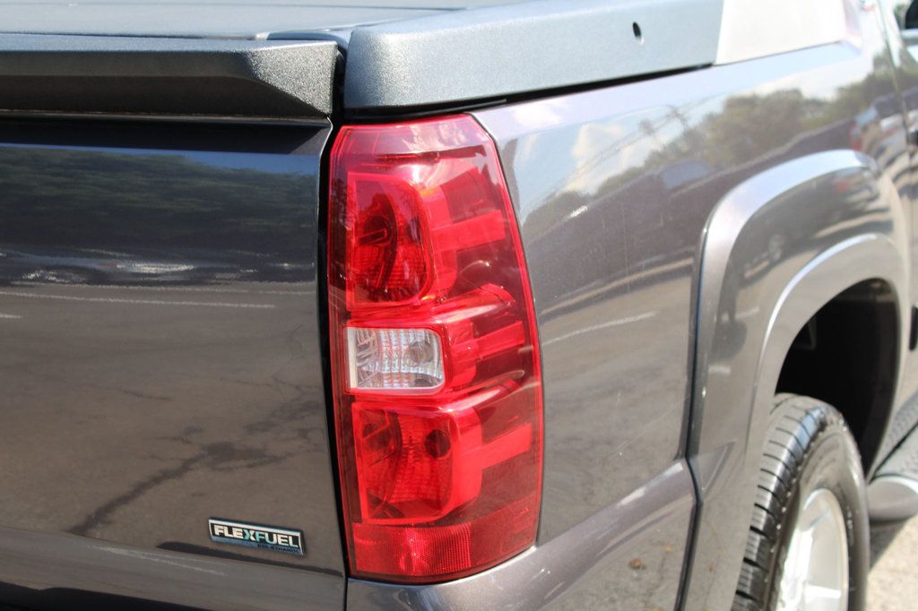2010 Chevrolet Avalanche LT photo 17