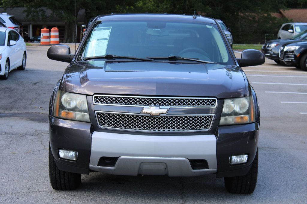 2010 Chevrolet Avalanche LT photo 2