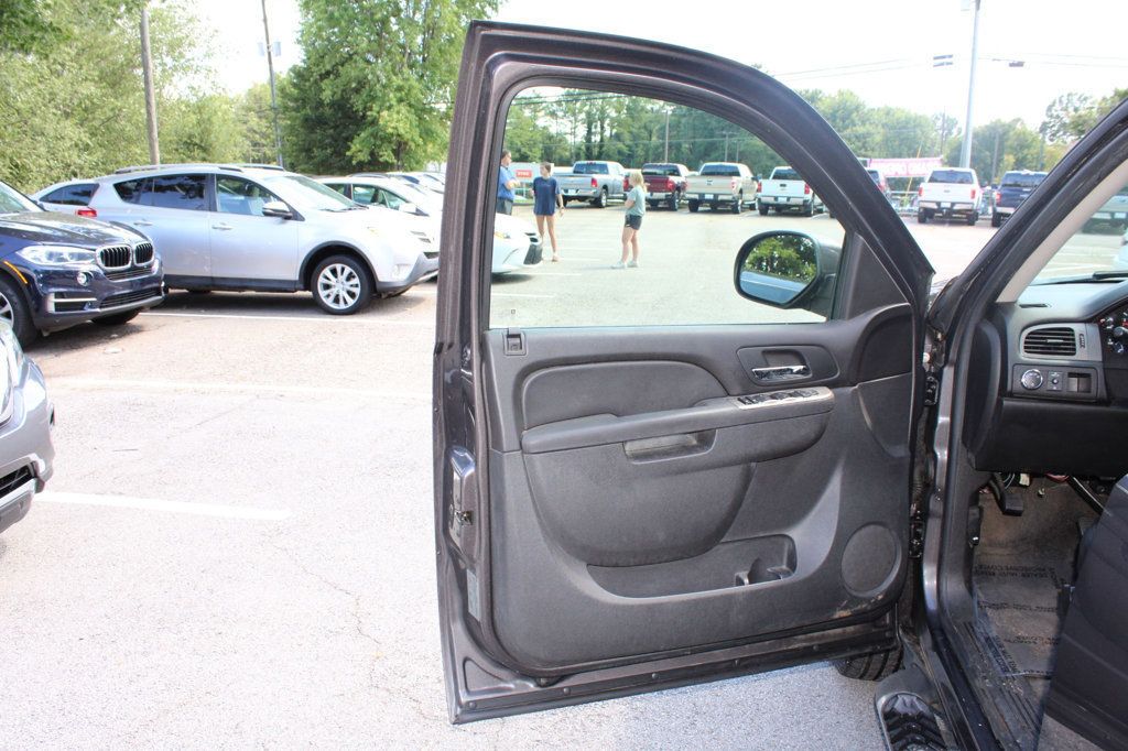 2010 Chevrolet Avalanche LT photo 21