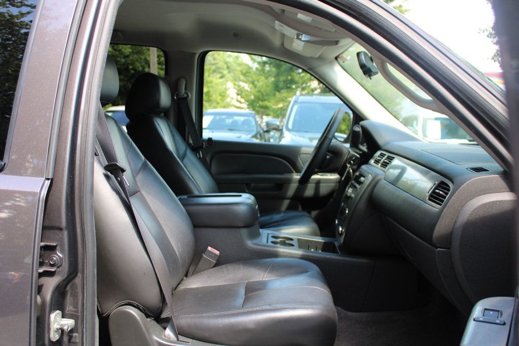 2010 Chevrolet Avalanche LT photo 23