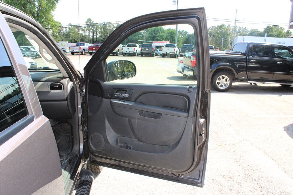 2010 Chevrolet Avalanche LT photo 24