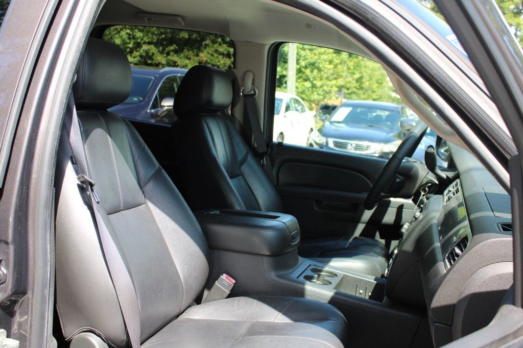 2010 Chevrolet Avalanche LT photo 25
