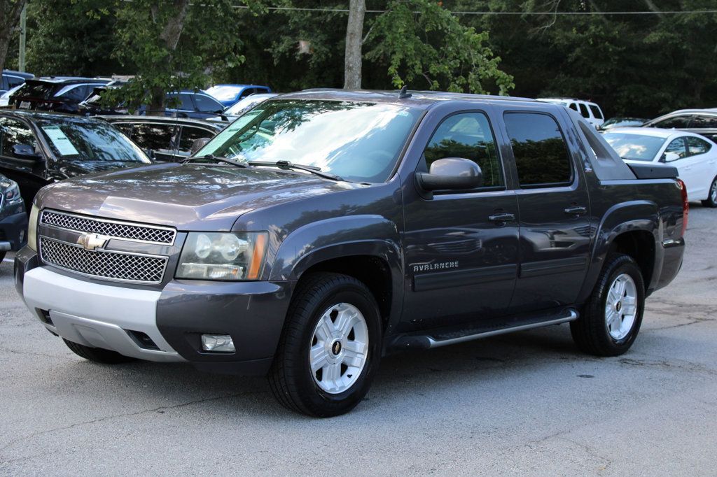 2010 Chevrolet Avalanche LT photo 3