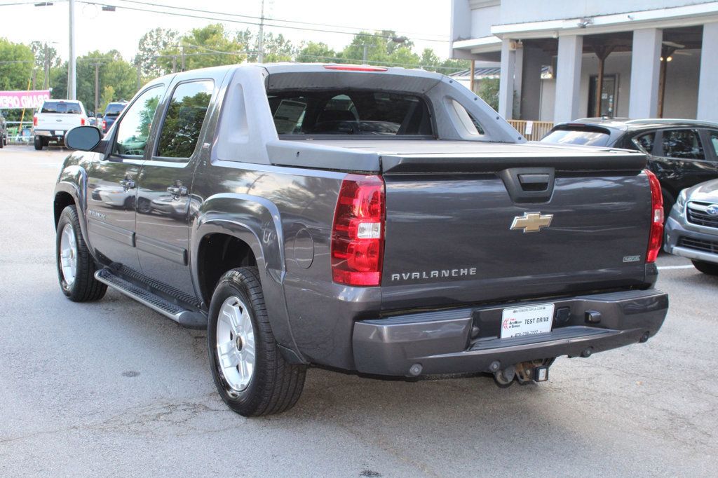 2010 Chevrolet Avalanche LT photo 5