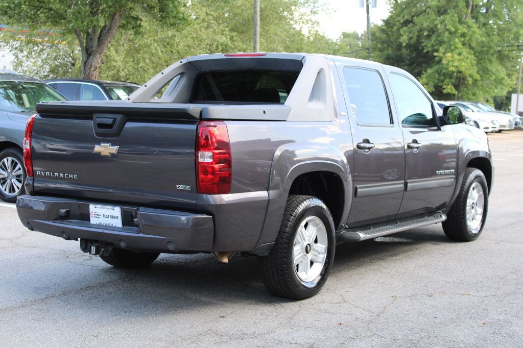 2010 Chevrolet Avalanche LT photo 6