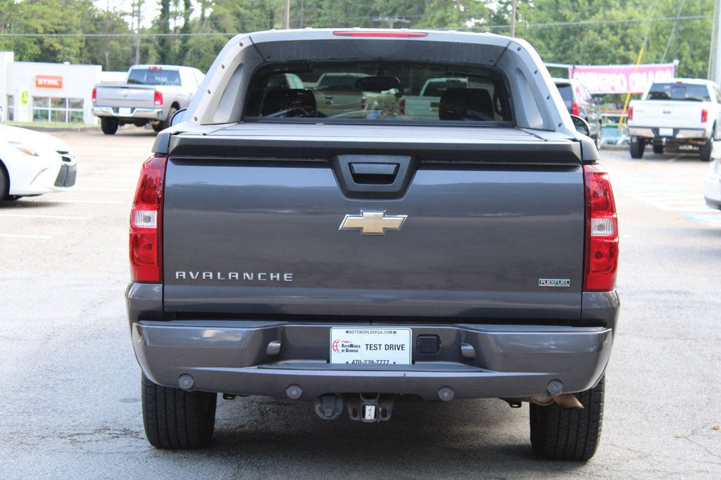 2010 Chevrolet Avalanche LT photo 7