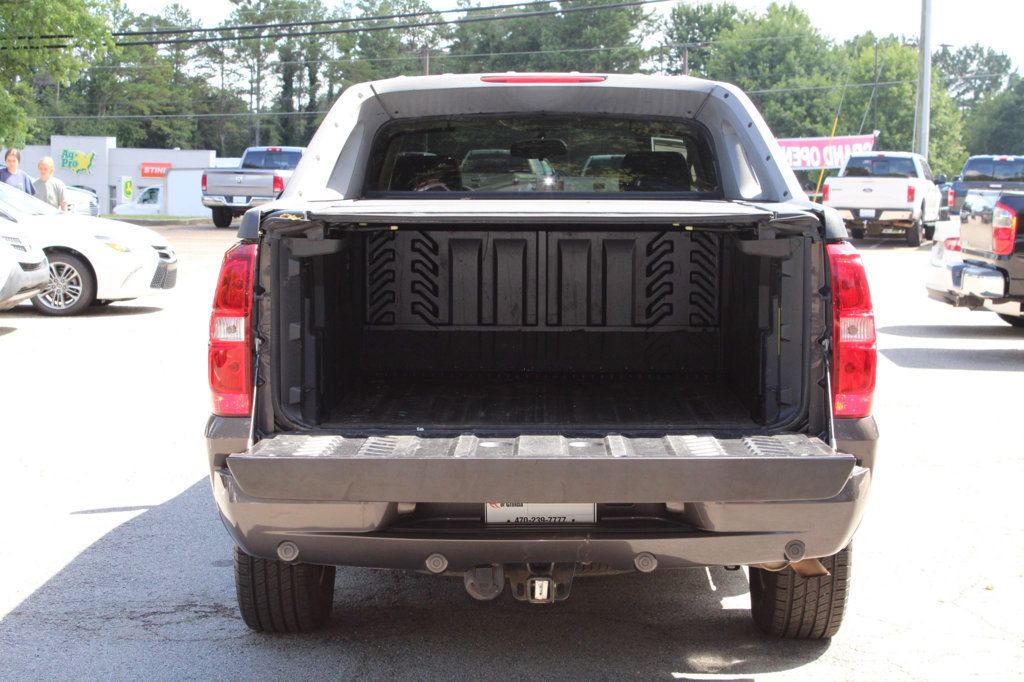 2010 Chevrolet Avalanche LT photo 8