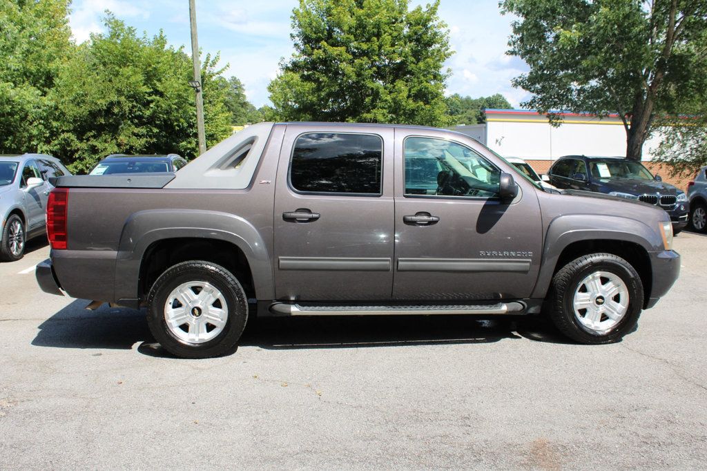 2010 Chevrolet Avalanche LT photo 9