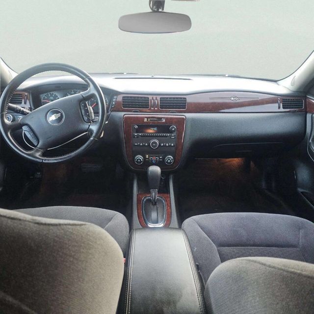 2010 Chevrolet Impala 4dr Sedan LT - 22968414 - 7