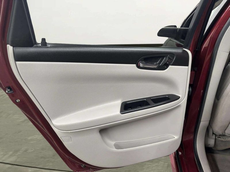 2010 Chevrolet Impala 4dr Sedan LT - 22971654 - 12