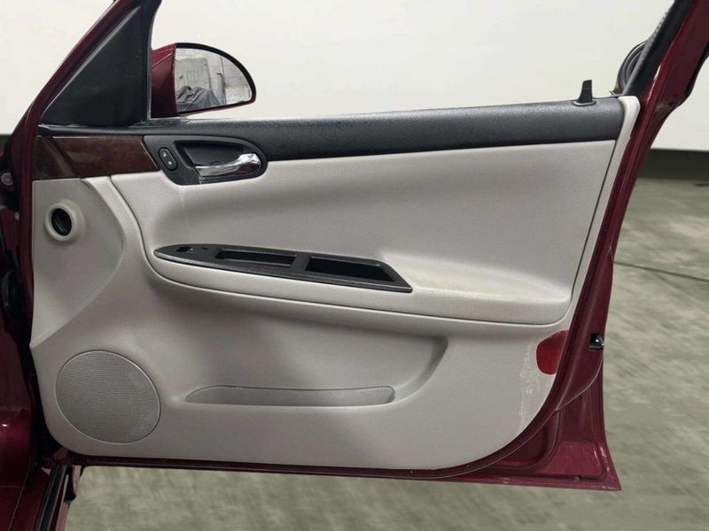 2010 Chevrolet Impala 4dr Sedan LT - 22971654 - 17