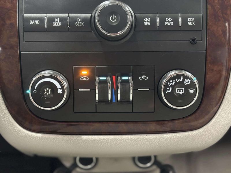 2010 Chevrolet Impala 4dr Sedan LT - 22971654 - 23