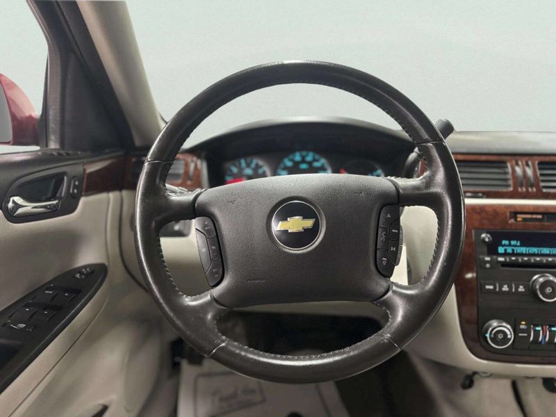 2010 Chevrolet Impala 4dr Sedan LT - 22971654 - 24