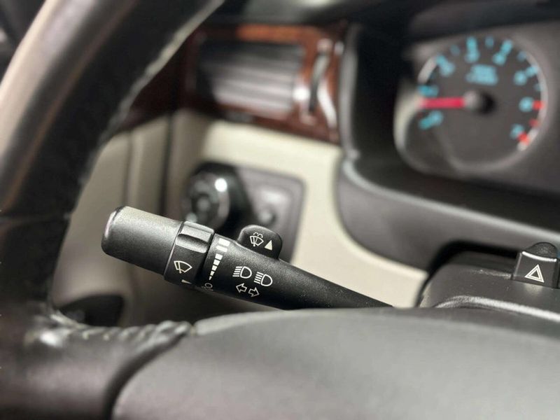 2010 Chevrolet Impala 4dr Sedan LT - 22971654 - 28