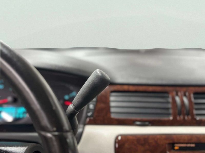 2010 Chevrolet Impala 4dr Sedan LT - 22971654 - 29