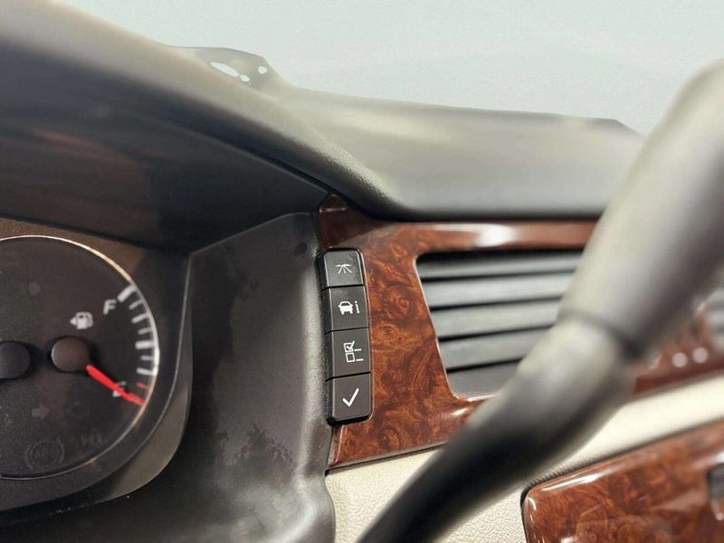 2010 Chevrolet Impala 4dr Sedan LT - 22971654 - 30