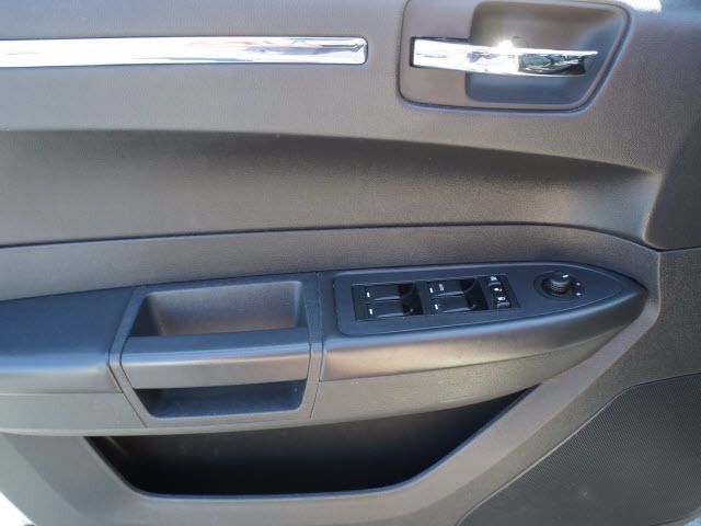 2010 Chrysler 300 4dr Sdn Touring Signature AWD - 11951636 - 13