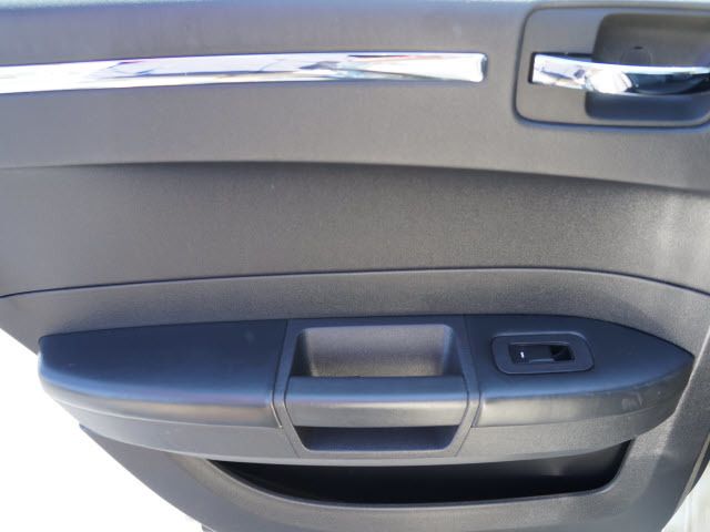 2010 Chrysler 300 4dr Sdn Touring Signature AWD - 11951636 - 14