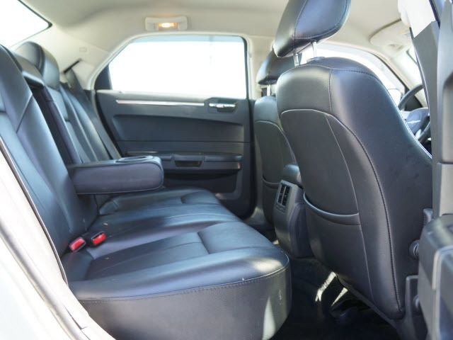 2010 Chrysler 300 4dr Sdn Touring Signature AWD - 11951636 - 16