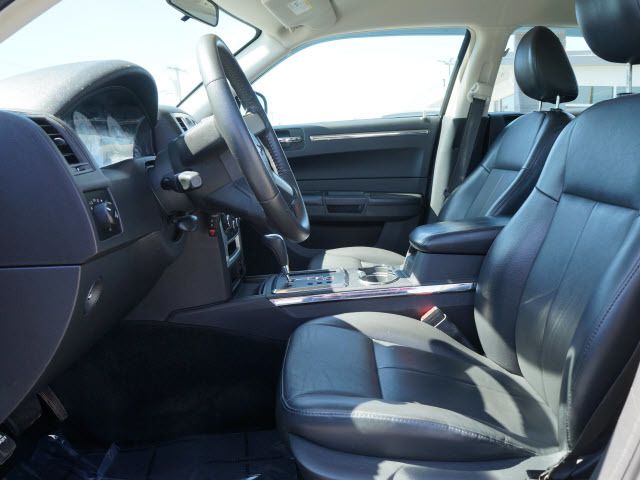 2010 Chrysler 300 4dr Sdn Touring Signature AWD - 11951636 - 4