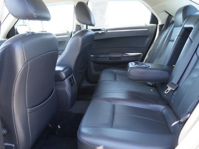 2010 Chrysler 300 4dr Sdn Touring Signature AWD - 11951636 - 5