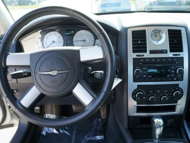 2010 Chrysler 300 4dr Sdn Touring Signature AWD - 11951636 - 6