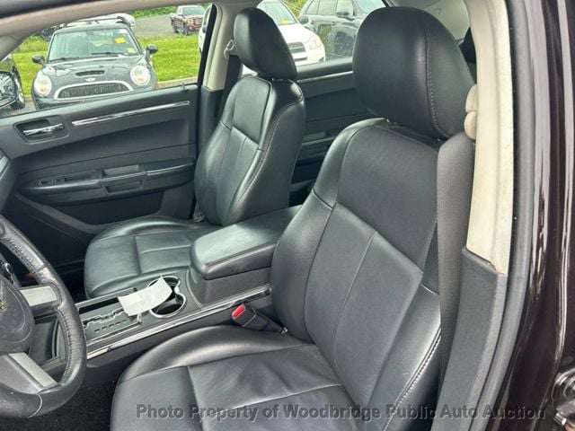 2010 Chrysler 300 4dr Sedan Touring Signature RWD - 23034180 - 5