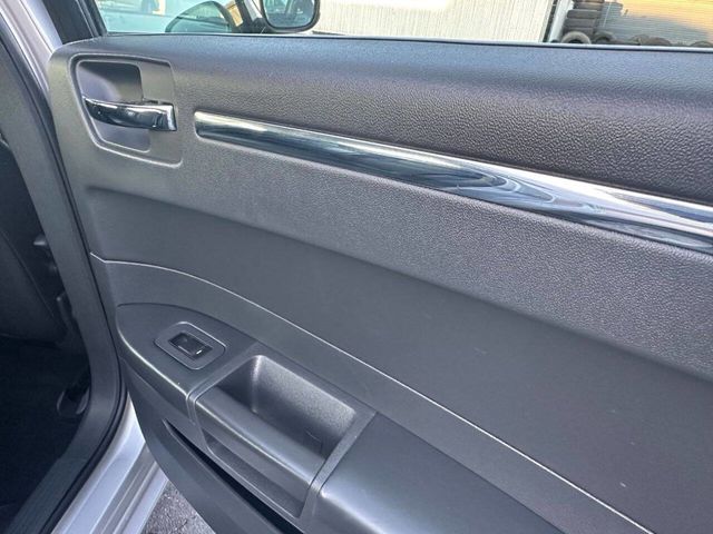 2010 Chrysler 300 Touring 4dr Sedan - 23046845 - 11