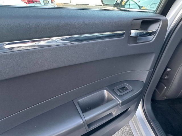 2010 Chrysler 300 Touring 4dr Sedan - 23046845 - 13