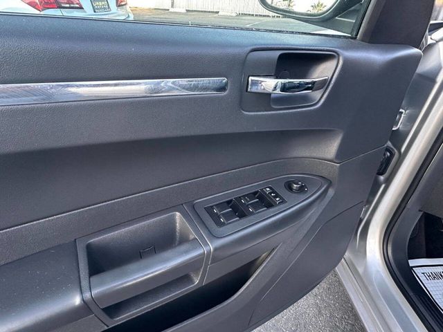 2010 Chrysler 300 Touring 4dr Sedan - 23046845 - 14