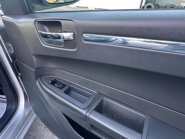 2010 Chrysler 300 Touring 4dr Sedan - 23046845 - 8