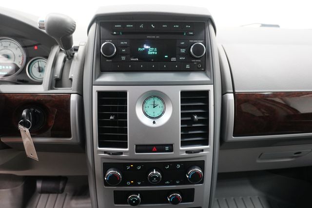 2010 Chrysler Town & Country 4dr Wagon Touring - 22948276 - 18