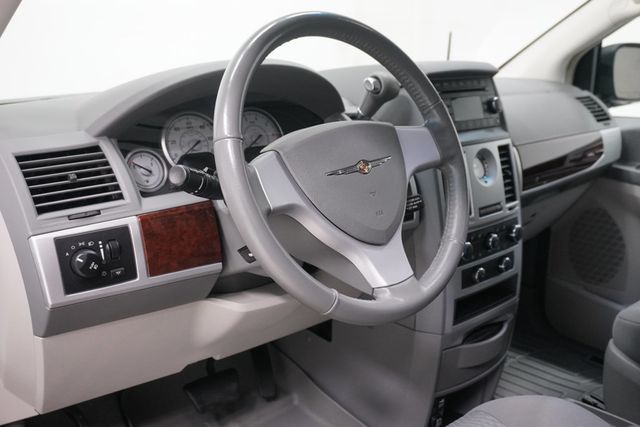 2010 Chrysler Town & Country 4dr Wagon Touring - 22948276 - 8