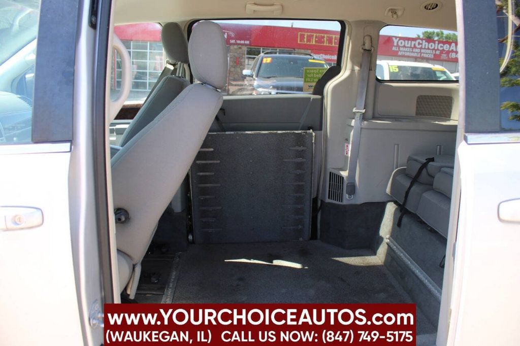 2010 Chrysler Town & Country 4dr Wagon Touring - 22874306 - 17