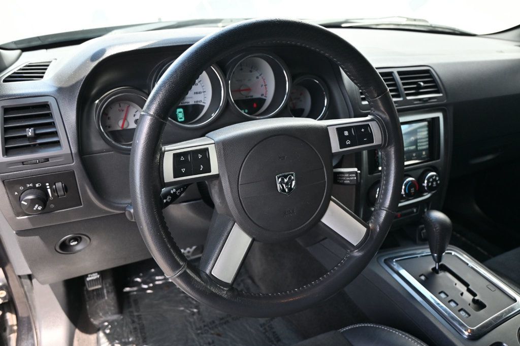 2010 Dodge Challenger SRT8 photo 4