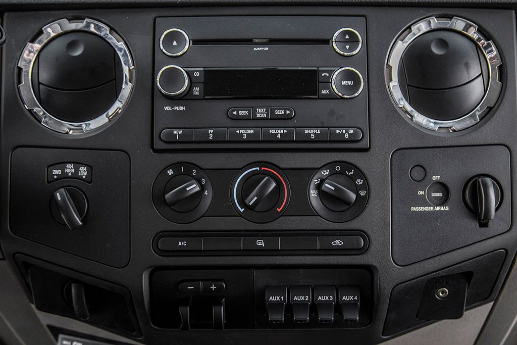 2010 Ford Super Duty F-550 XLT - 15361465 - 25