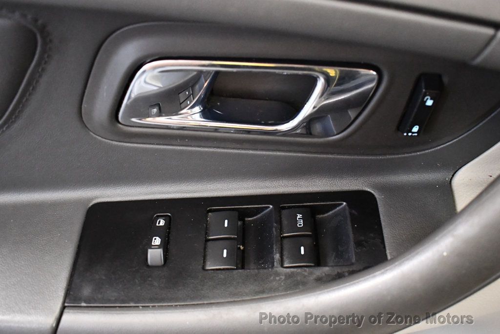 2010 Ford Taurus SE photo 22
