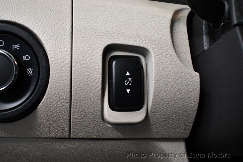 2010 Ford Taurus SE photo 24