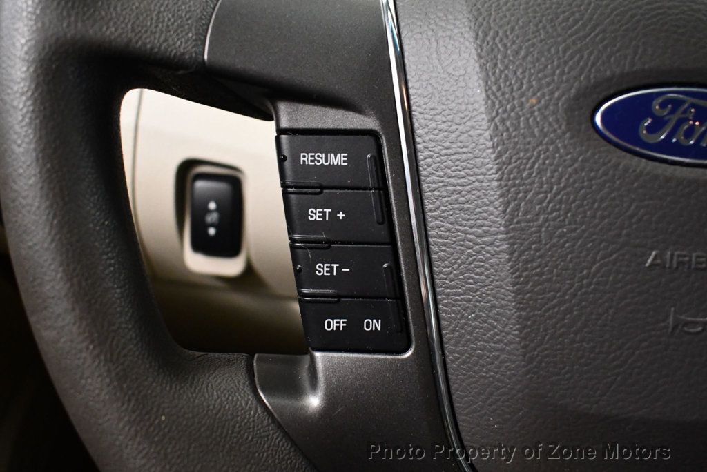 2010 Ford Taurus SE photo 25
