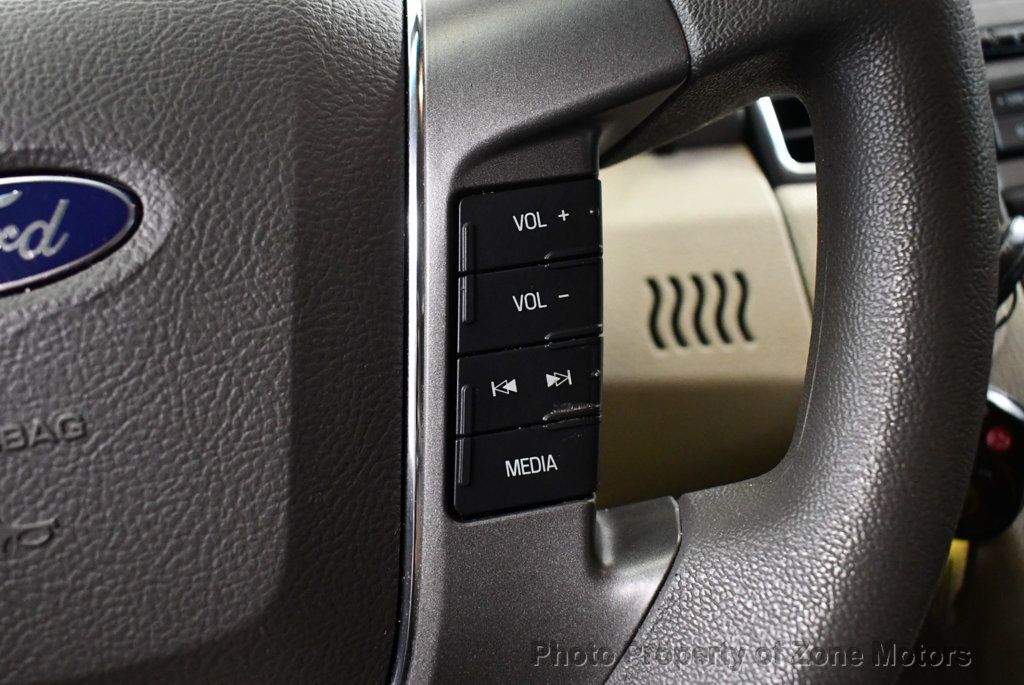 2010 Ford Taurus SE photo 26