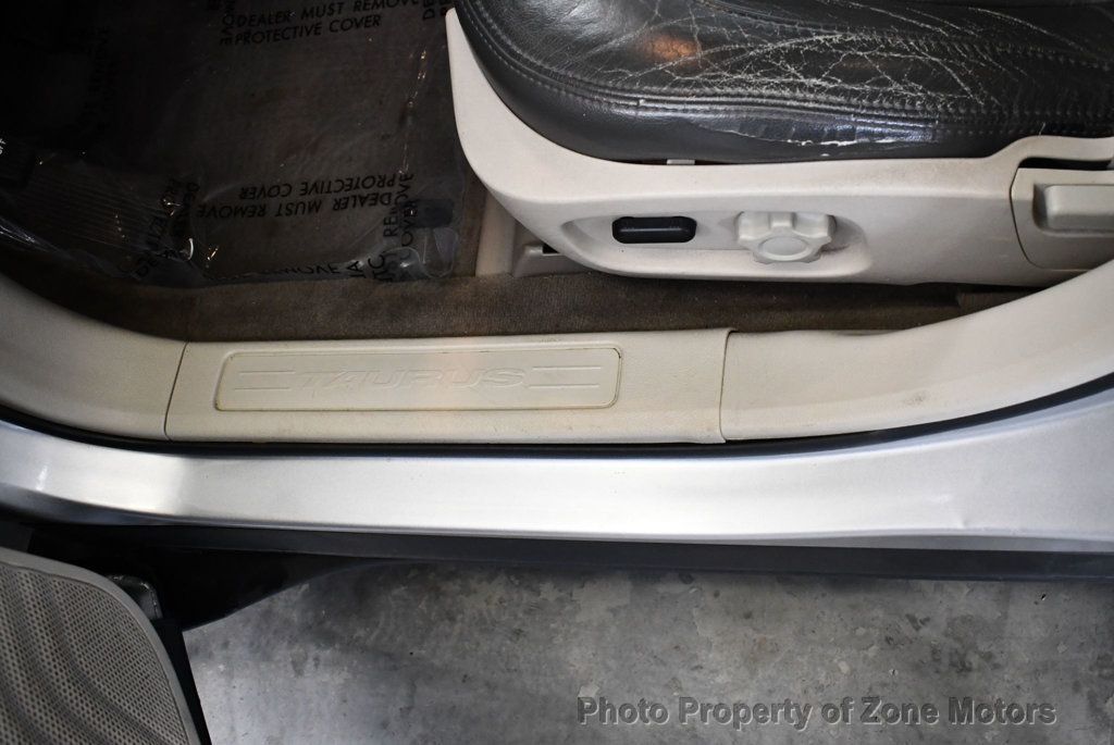 2010 Ford Taurus SE photo 7