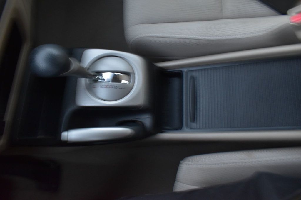 2010 Honda Civic Hybrid 4dr Sedan L4 CVT - 22721134 - 29