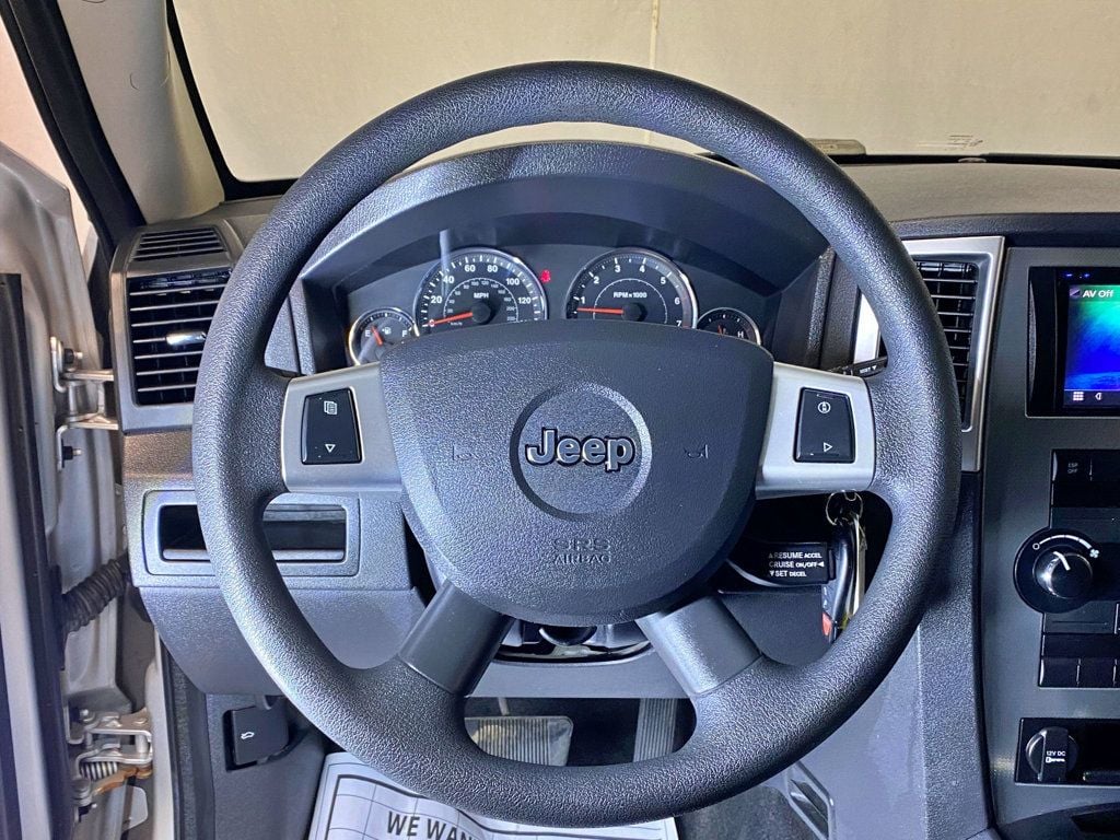 2010 Jeep Grand Cherokee 4WD 4dr Laredo - 23005296 - 19