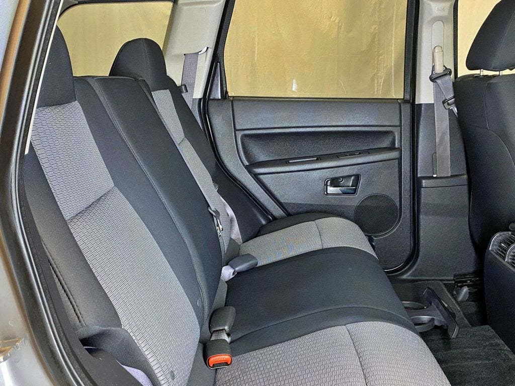 2010 Jeep Grand Cherokee 4WD 4dr Laredo - 23005296 - 37