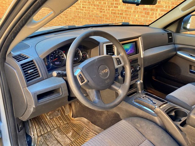 2010 Jeep Grand Cherokee 4WD 4dr Laredo - 23005296 - 7