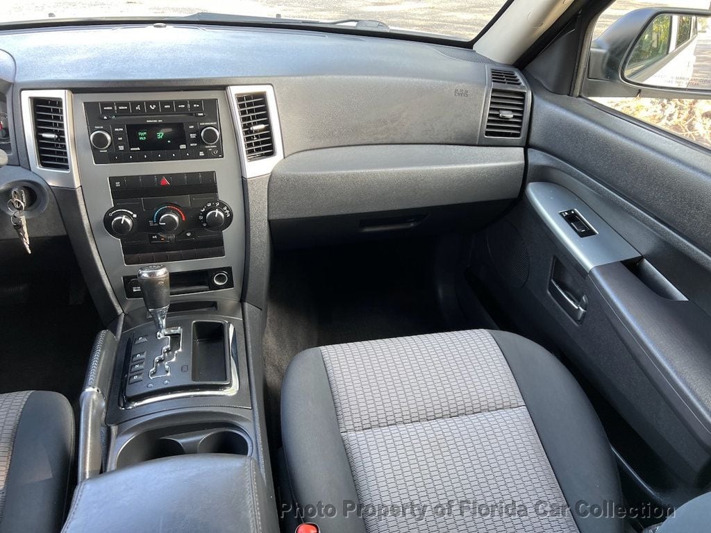 2010 Jeep Grand Cherokee Laredo 2WD - 22695884 - 11