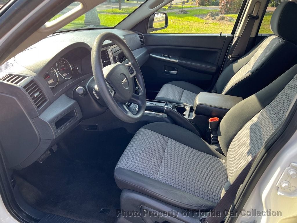 2010 Jeep Grand Cherokee Laredo 2WD - 22695884 - 6