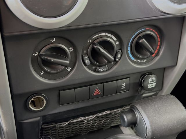 2010 Jeep Wrangler 4WD 2dr Sahara - 22986390 - 14