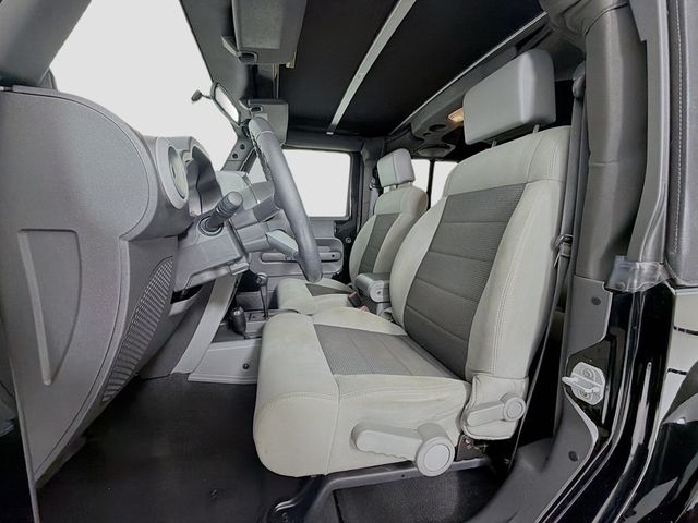 2010 Jeep Wrangler 4WD 2dr Sahara - 22986390 - 19